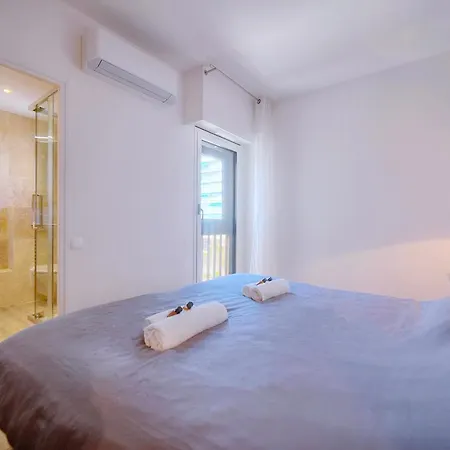 Apartamento Downtown 2br With Ac & Terrace W Sea View - Benakey *