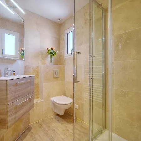 Downtown 2br With Ac & Terrace W Sea View - Benakey *