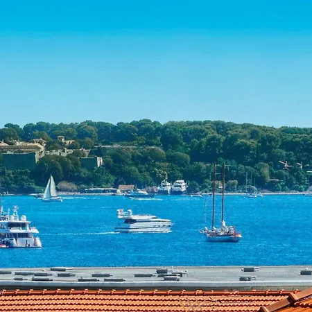 Downtown 2br With Ac & Terrace W Sea View - Benakey *