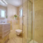 Downtown 2br With Ac & Terrace W Sea View - Benakey *