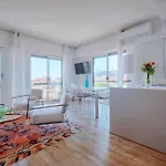 Downtown 2br With Ac & Terrace W Sea View - Benakey Daire