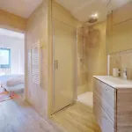 Downtown 2br With Ac & Terrace W Sea View - Benakey Daire *