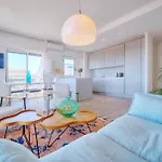Downtown 2br With Ac & Terrace W Sea View - Benakey Daire *