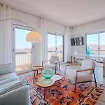 Daire Downtown 2br With Ac & Terrace W Sea View - Benakey
