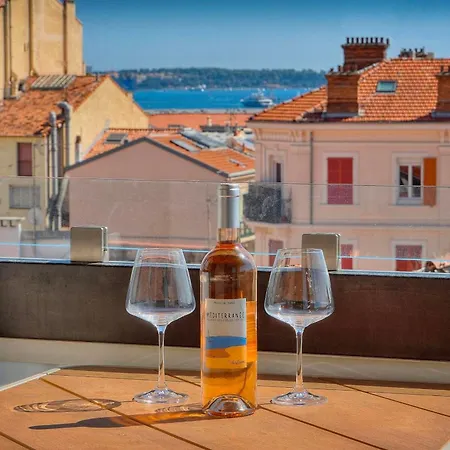 Downtown 2br With Ac & Terrace W Sea View - Benakey Daire *