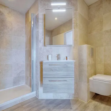 Downtown 2br With Ac & Terrace W Sea View - Benakey Cannes