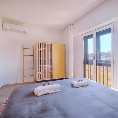 Downtown 2br With Ac & Terrace W Sea View - Benakey *