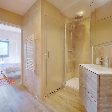 Downtown 2br With Ac & Terrace W Sea View - Benakey Apartament *