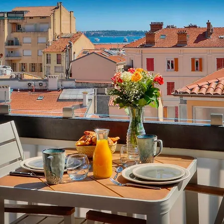 Daire Downtown 2br With Ac & Terrace W Sea View - Benakey *